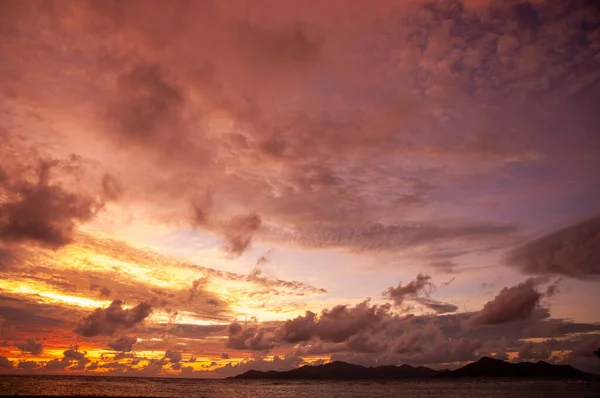 Paisaje Del Mar Bajo Cielo Nublado Durante Una Puesta Sol — Foto de Stock