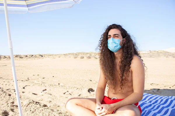 Primer Plano Joven Con Pelo Rizado Playa Con Concepto Máscara —  Fotos de Stock