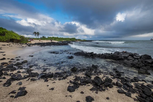 厄瓜多尔加拉帕戈斯群岛阿约拉港查尔斯达尔文科学中心附近的一个多云天空下的岩石海滩 岩石之间的一些水坑 — 图库照片