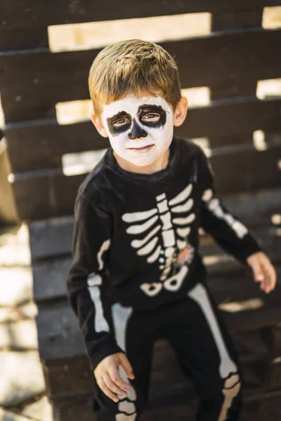 Niño Lindo Usando Disfraz Esqueleto Halloween —  Fotos de Stock