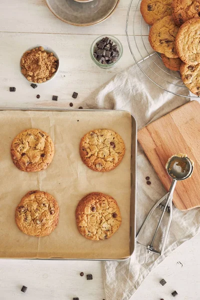 Uma Vista Vertical Superior Deliciosos Biscoitos Chocolate Uma Bandeja Forno — Fotografia de Stock