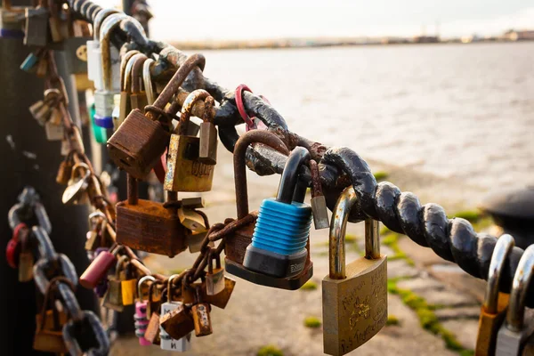 Piękne Ujęcie Love Rocks Metalowym Płocie Pobliżu Wody Liverpoolu — Zdjęcie stockowe