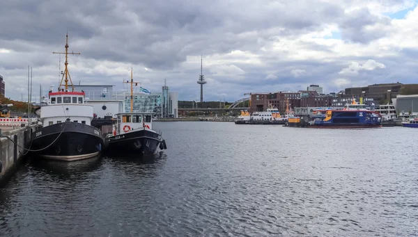 Kiel Germany Kasım 2020 Bulutlu Bir Günde Gemi Teknelerle Kiel — Stok fotoğraf