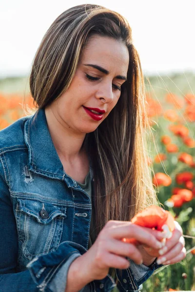 Una Joven Mujer Caucásica Con Una Chaqueta Mezclilla Disfrutando Hermosa — Foto de Stock