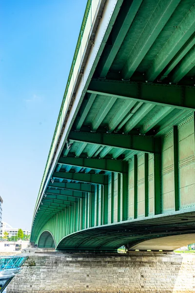 Çelik Bir Köprünün Dikey Alçak Açılı Görüntüsü — Stok fotoğraf