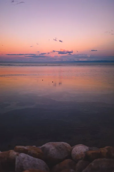Вертикальный Снимок Камней Пляже Красивый Закат Марахау Новая Зеландия — стоковое фото