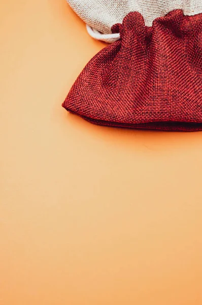 色のついた背景にラフな素朴な綿の袋 — ストック写真