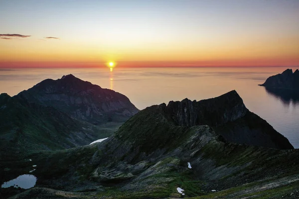 鸟瞰着胡夫杰勒山山顶 午夜时分的太阳 背景是北冰洋 日落五彩缤纷 在挪威塞尼亚 — 图库照片