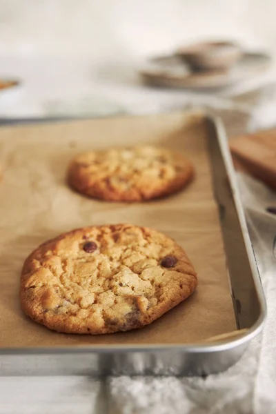 Primer Plano Vertical Deliciosas Galletas Chispas Chocolate Una Bandeja Horno — Foto de Stock