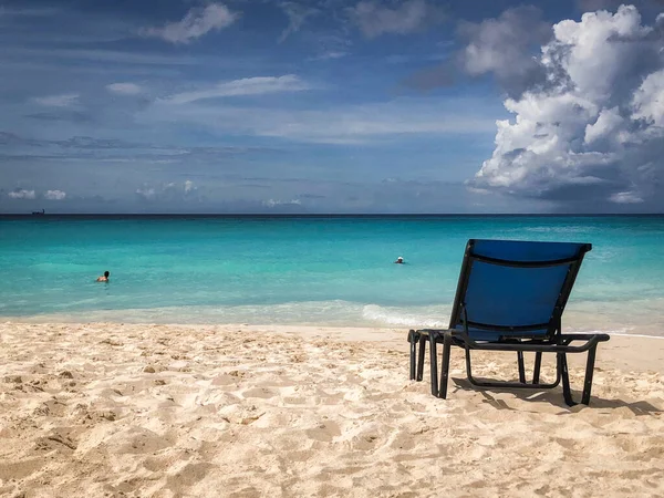 Una Silla Salón Playa Bajo Cielo Nublado —  Fotos de Stock