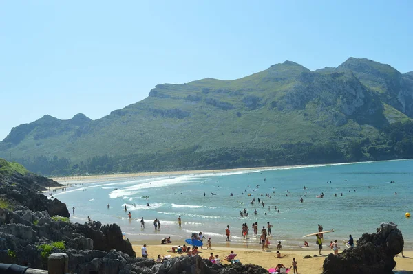 Burgos Spanien August 2018 Eine Menschenmenge Badet Einem Strand Burgos — Stockfoto