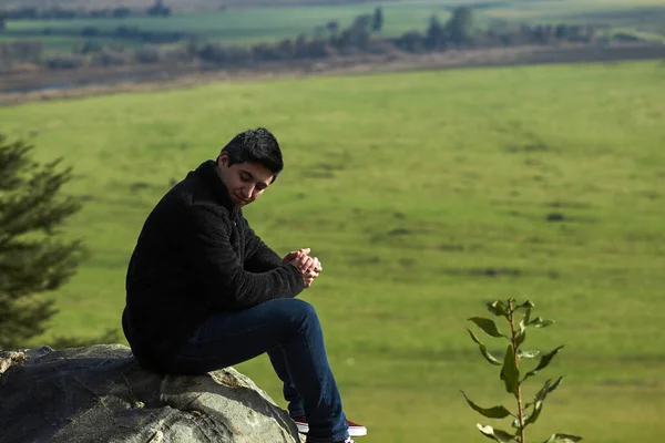 Tiro Foco Raso Jovem Macho Apreciando Bela Vista Cima — Fotografia de Stock