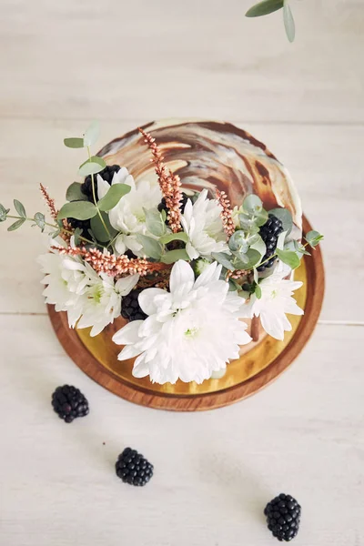 Üzerinde Çiçekler Böğürtlenler Olan Beyaz Kahverengi Çikolatalı Lezzetli Bir Pasta — Stok fotoğraf