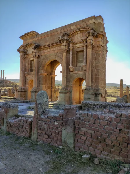 Vertikal Bild Båge Trajan Ancient Roman Landmärke Timgad Algeriet Klar — Stockfoto