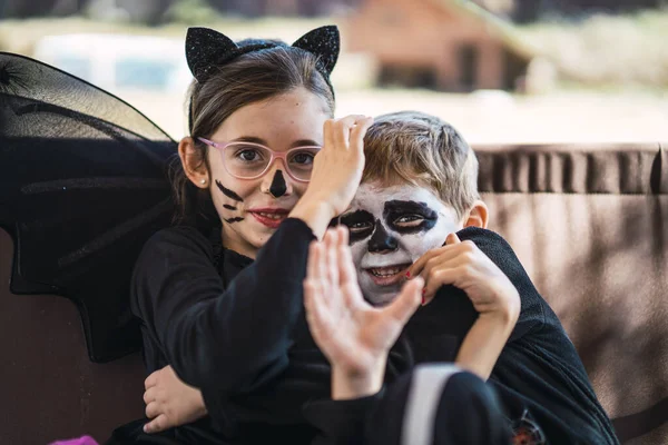 Dos Monas Hermanita Hermano Vistiendo Disfraces Halloween Asustándose Mutuamente —  Fotos de Stock