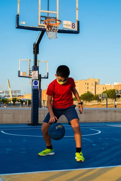 Egy Függőleges Felvétel Egy Kosárlabdázó Fiúról Aki Egészségügyi Maszkot Visel — Stock Fotó