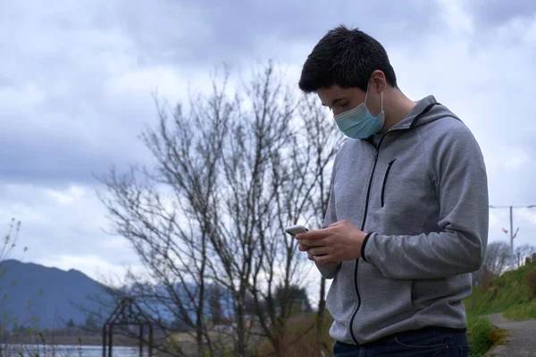 Young Male Using Smartphone While Moving City Pandemic — Stock Photo, Image
