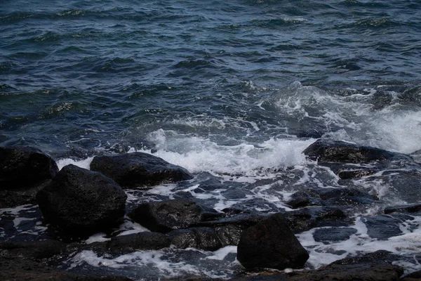 Kleine Rotsformaties Aan Kust Van Zee — Stockfoto