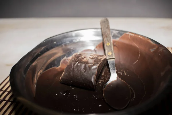 一个特写镜头高角度巧克力在壶中拍摄 — 图库照片