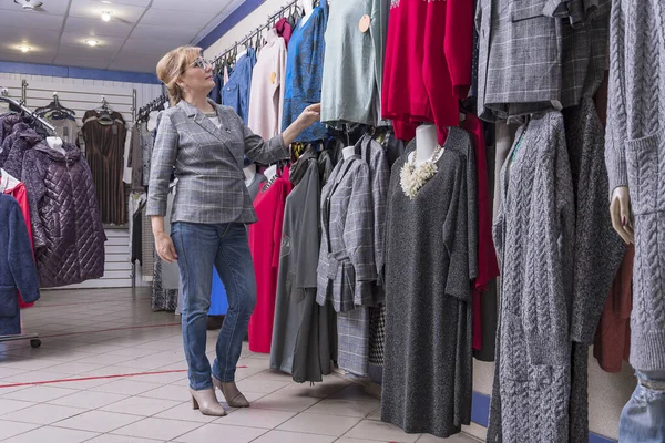 Woman Shopper Walks Shopping Line Women Clothing Touches Samples Goods — Stock Photo, Image