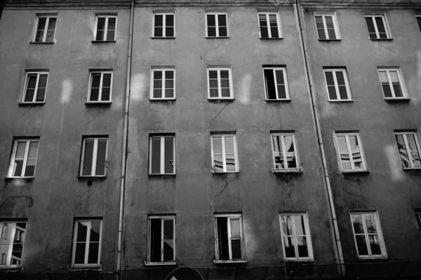 Grayscale Shot Old Glass Windows Building — Stock Photo, Image