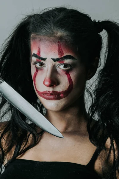 Una Foto Una Ragazza Con Trucco Halloween Con Coltello Mano — Foto Stock