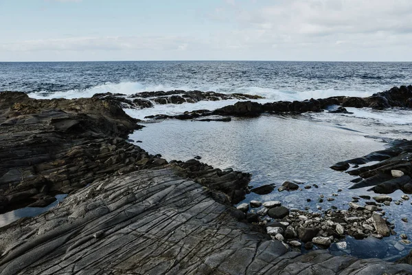 崖から下の波状の海へのショット — ストック写真