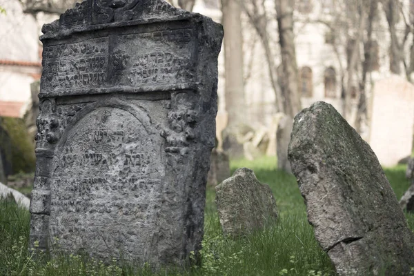 Primo Piano Incisioni Ebraiche Vecchie Pietre Cimitero Sotto Luce Del — Foto Stock