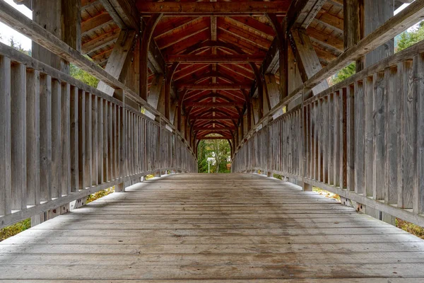 木桥的低角镜头 — 图库照片