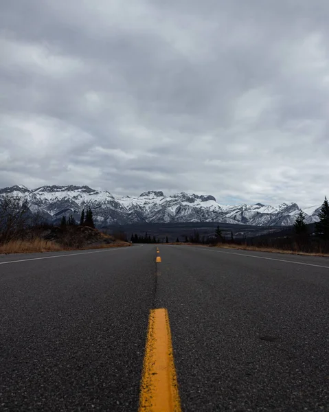 구름낀 도로의 — 스톡 사진