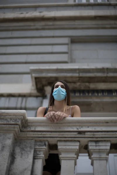 Una Foto Basso Angolo Una Donna Europea Che Indossa Una — Foto Stock