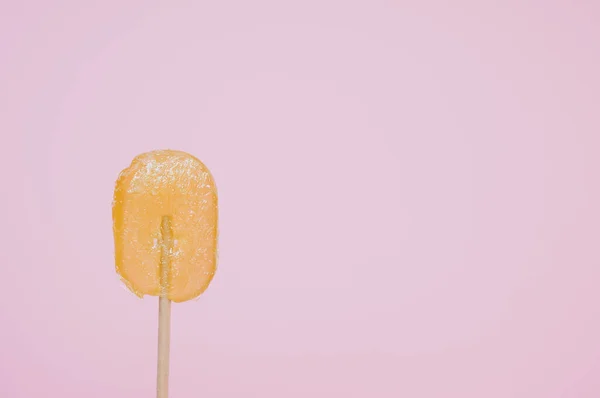 Primer Plano Piruleta Con Sabor Naranja Aislado Sobre Fondo Rosa — Foto de Stock