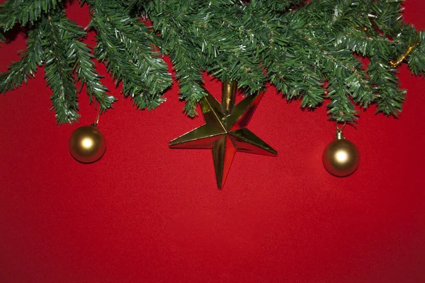 Eine Schöne Weihnachtsdekoration Mit Ornamenten Vor Rotem Hintergrund — Stockfoto