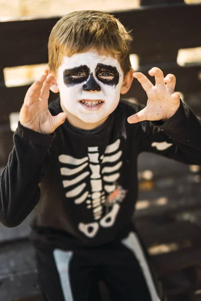 Niño Lindo Usando Disfraz Esqueleto Halloween —  Fotos de Stock