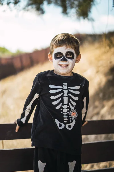 Niño Lindo Usando Disfraz Esqueleto Halloween Pie Banco —  Fotos de Stock