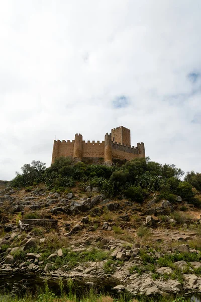 Sebuah Tembakan Vertikal Lebar Dari Sebuah Kastil Sebuah Bukit Utara — Stok Foto