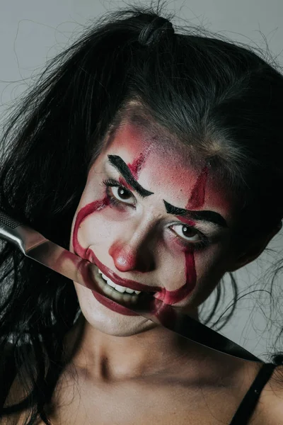 Disparo Una Chica Con Maquillaje Halloween Sosteniendo Cuchillo — Foto de Stock
