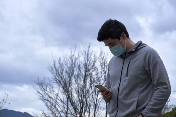 Mladý Muž Používající Smartphone Při Pohybu Městě Během Pandemie Koncept — Stock fotografie