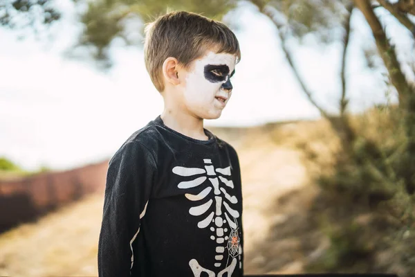 Retrato Lindo Niño Usando Disfraz Esqueleto Halloween —  Fotos de Stock