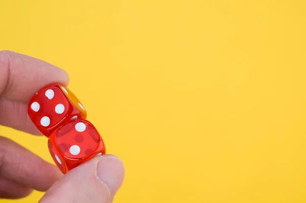 Close Uma Mão Segurando Dados Rolamento Vermelho Fundo Amarelo — Fotografia de Stock