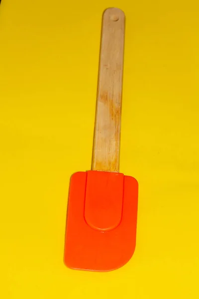 Horní Pohled Detailní Záběr Dřevěnou Silikonovou Stěrku Izolovanou Žlutém Pozadí — Stock fotografie