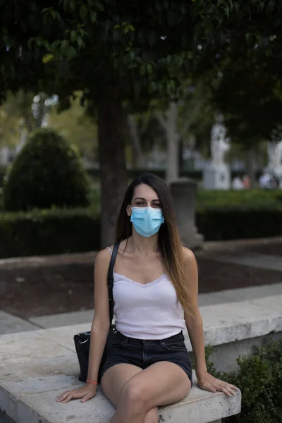 Una Foto Vertical Una Joven Europea Con Una Máscara Facial — Foto de Stock