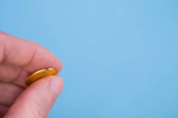 Een Close Shot Van Een Hand Met Gouden Munt Geïsoleerd — Stockfoto
