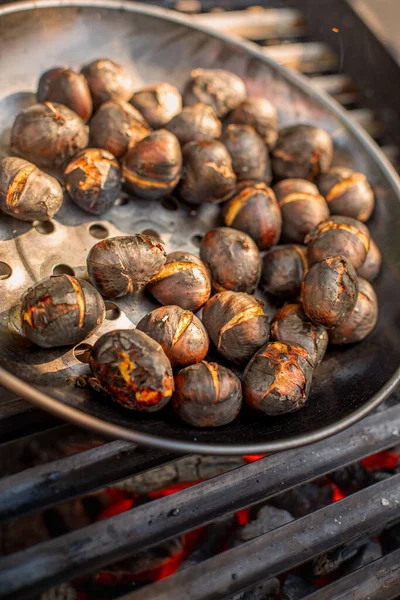 Fotografie Met Selectieve Focus Het Ingrediënt Pan Direct Vuur Kastanjes — Stockfoto