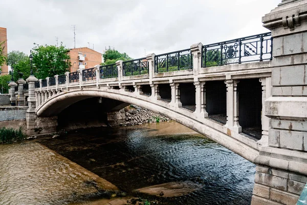 Pequeño Puente Sobre Río Manzanares Bajo Cielo Nublado Madrid España — Foto de Stock