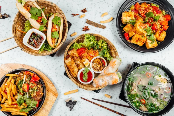 Uma Vista Superior Comida Vietnamita Fresca Deliciosa Uma Mesa — Fotografia de Stock