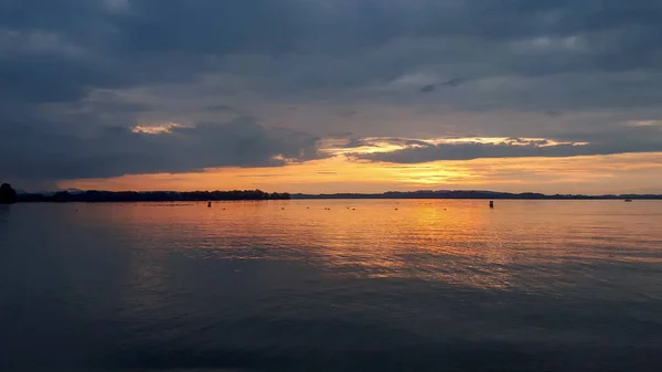 ドイツ バイエルン州の日没時のチームゼー湖の美しいショット — ストック写真