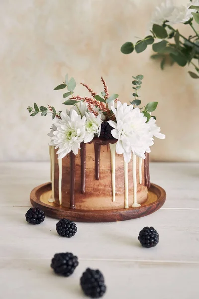 Een Heerlijke Taart Met Witte Bruine Chocolade Wervelend Met Bloemen — Stockfoto