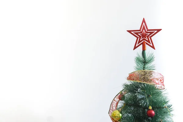 赤と金のボールで飾られた上に赤い星と小さなクリスマスツリーとコピースペースと装飾リボン — ストック写真