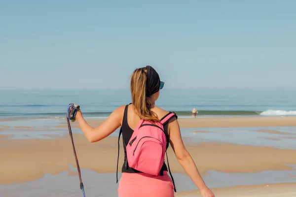 Una Vista Trasera Una Joven Hembra Una Playa — Foto de Stock